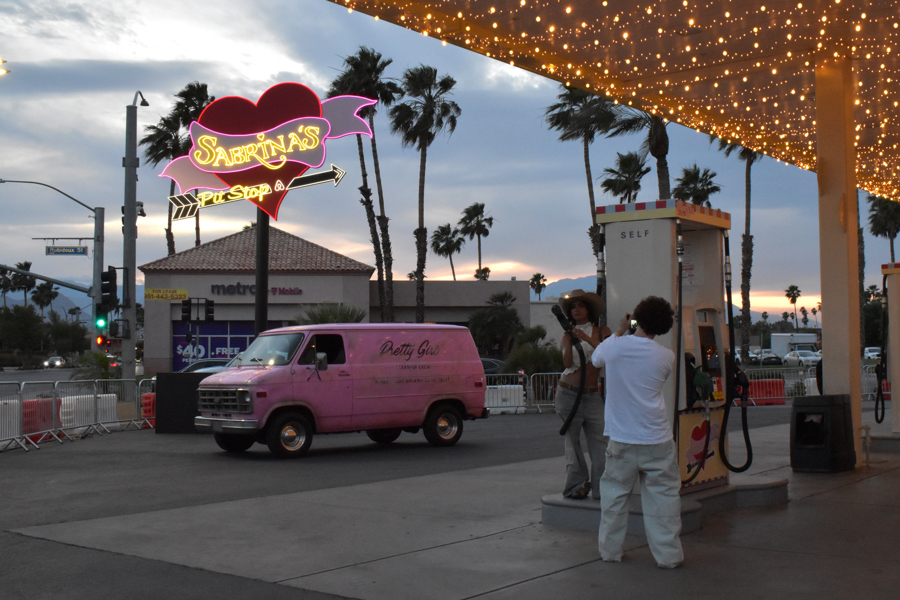 Sabrina Carpenter convierte Coachella en un set de cine de Hollywood