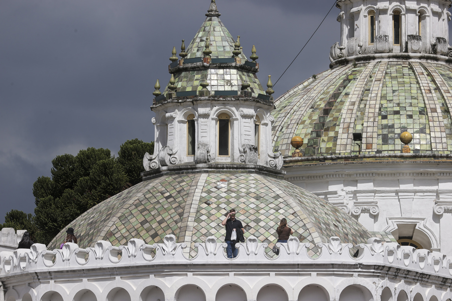 personas recorriendo la cúpula de la iglesia de la Compañía en Quito