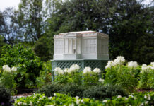 una colmena modelada a semejanza de la Casa Blanca, instalada en el Jardín Sur de la Casa Blanca