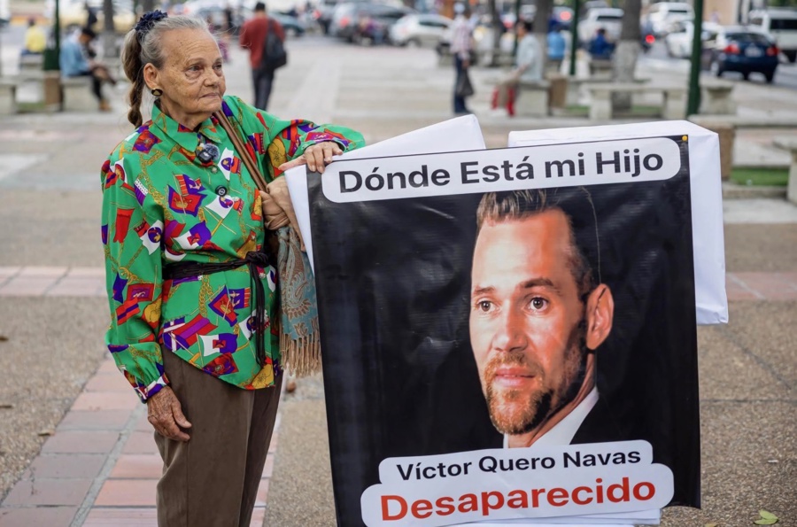 Carmen, la madre del preso político Víctor Hugo Quero Navas, sosteniendo un cartel durante la búsqueda de su hijo.