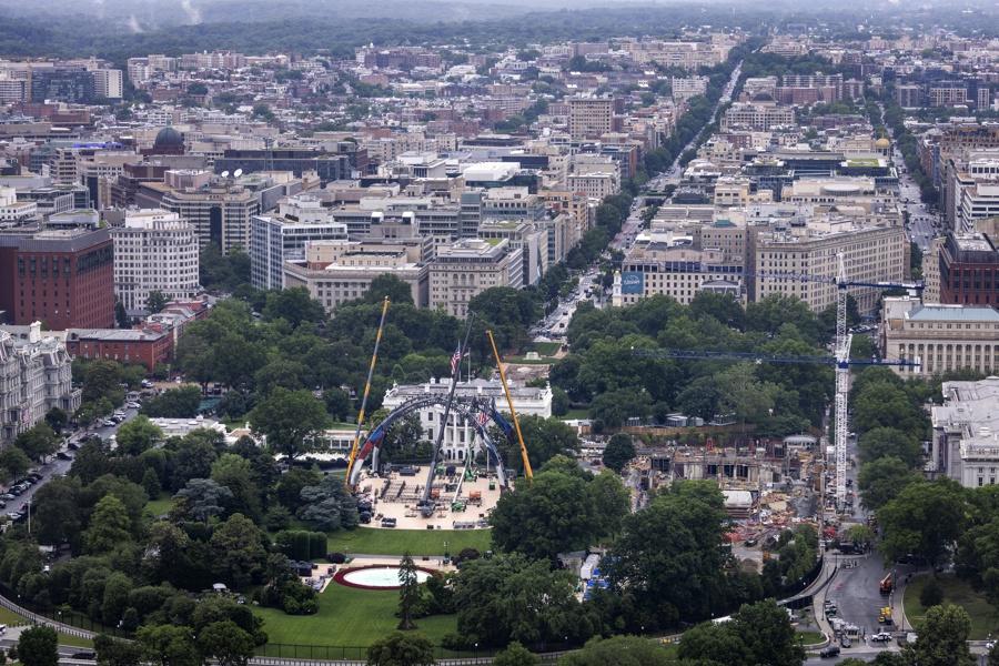 Los equipos de construcci&oacute;n comenzaron el montaje despu&eacute;s de que las piezas fueran transportadas desde Pensilvania hasta la capital estadounidense.