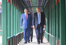 Donald J. Trump (d), junto al presidente chino, Xi Jinping,