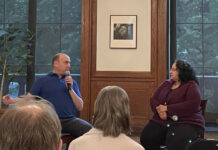 La ópera de Frida Kahlo y Diego Rivera en Nueva York homenajeará el ADN latinoamericano El compositor Derek Bermel (i) habla junto a la compositora Gabriela Lena Frank