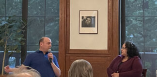 El compositor Derek Bermel (i) habla junto a la compositora Gabriela Lena Frank