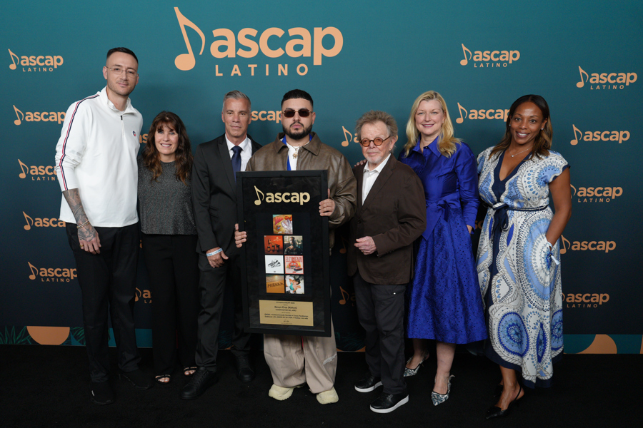 El musico colombiano Keityn (c) posa este martes, en los Premios de la Sociedad Americana de Compositores, Autores y Editores 