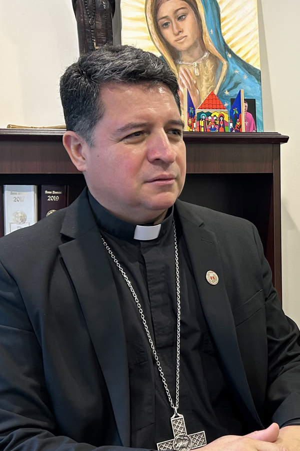 El recién nombrado obispo de la diócesis de Wheeling‑Charleston, el salvadoreño Evelio Menjívar