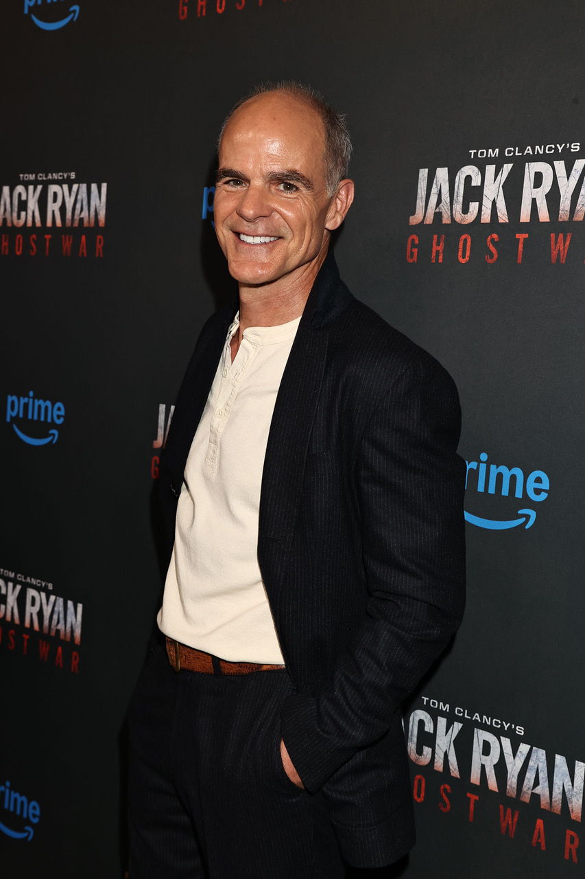 Michael Kelly en la carpeta roja de Jack Ryan.
