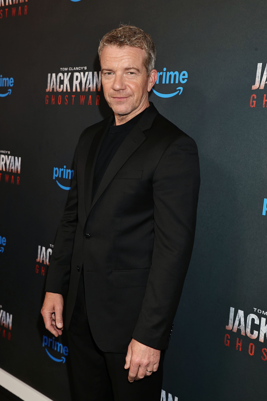 Max Beesley en la carpeta roja.