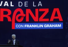 El pastor de Trump defiende su cruzada contra el aborto ante miles de fieles en Madrid Franklin Graham interviene en el acto evangelista ´Festival de la Esperanza´