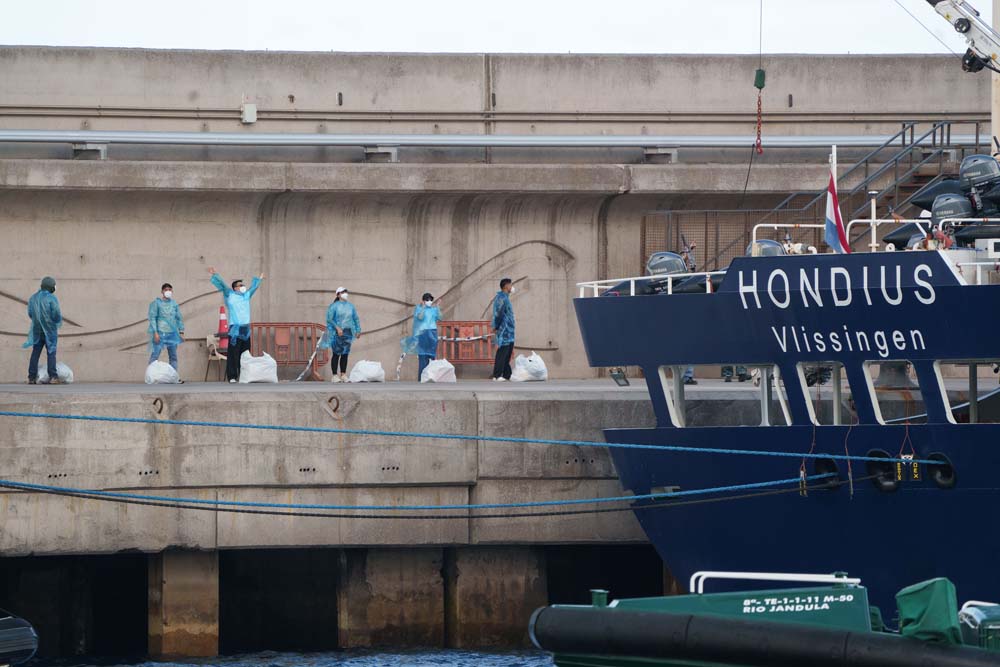 Los &uacute;ltimos pasajeros del Hondius abandonan el crucero y parten hacia el aeropuerto