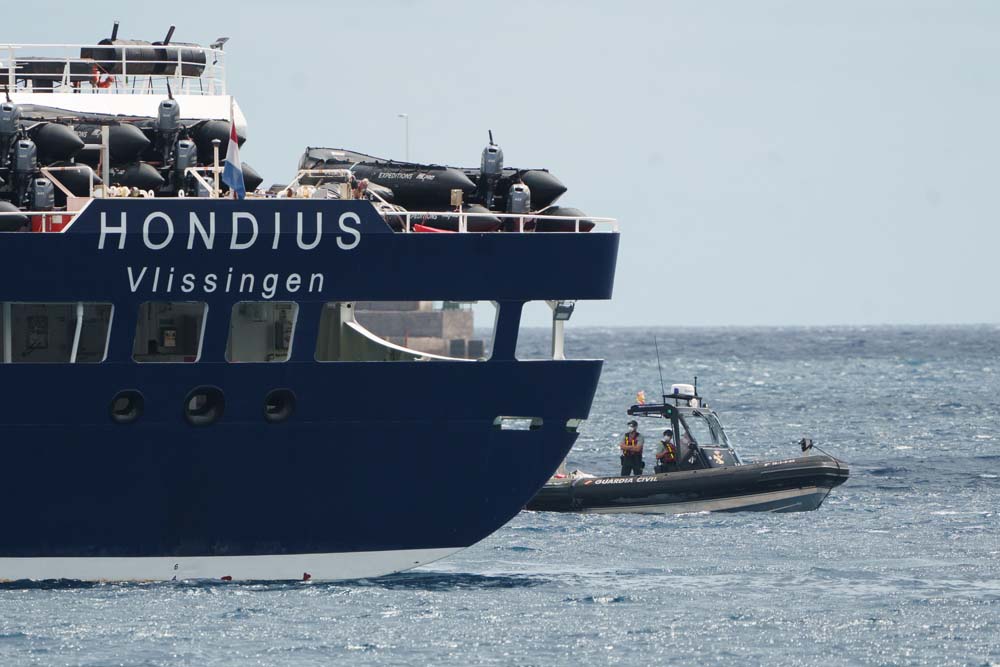 Preparativos de los &uacute;ltimos traslados desde el crucero MV Hondius al aeropuerto de Tenerife Sur