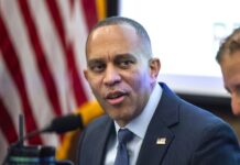 Trump pide a los republicanos que impulsen el 'impeachment' del líder demócrata en la Cámara de Representantes House Minority Leader Hakeem Jeffries holds hearing on government shutdown