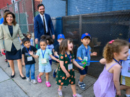 Kathy Hochul (i), y su alcalde, Zohran Mamdani, durante un evento sobre la creación de escuelas preescolares