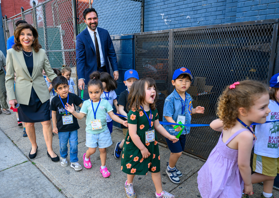 La ciudad de Nueva York crea 2.000 plazas adicionales de preescolar gratuitas Kathy Hochul (i), y su alcalde, Zohran Mamdani, durante un evento sobre la creación de escuelas preescolares