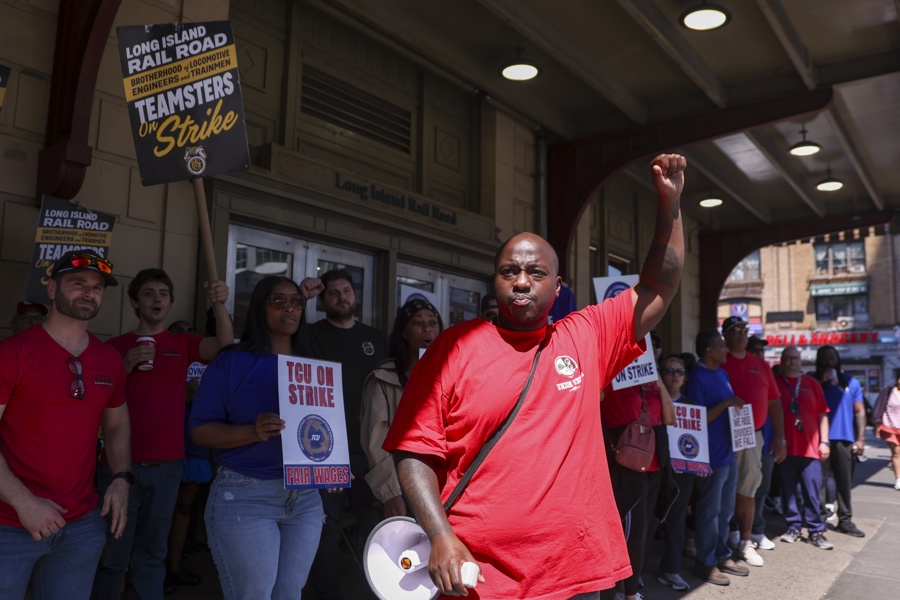 LIRR strike continues in Queens