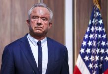 Se viraliza un video del secretario de Salud capturando dos serpientes con la mano Robert F. Kennedy Jr.
