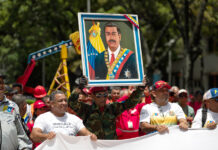Un simpatizante del chavismo sostiene una imagen del depuesto presidente de Venezuela, Nicolás Maduro