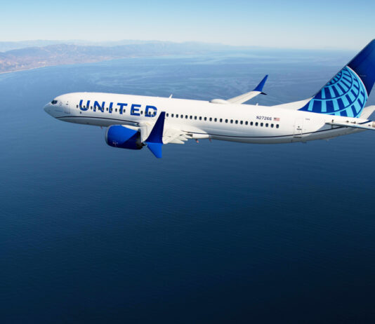 United Airlines niega dar cambios gratis a viajeros molestos con el nuevo aeropuerto Trump United Airlines
