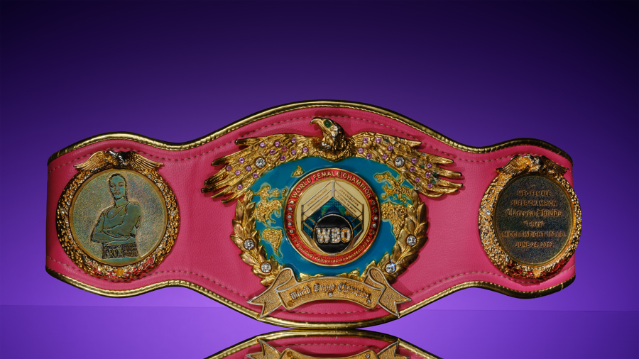 el cinturón de campeona de peso medio de la Organización Mundial de Boxeo (OMB) ganado en 2019 por T-Rex