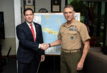 el comandante al mando, el general Francis L. Donovan (d), saludando al secretario de Estado, Marco Rubio