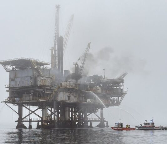 Explosión en plataforma petrolera en la costa de California provoca incendio y evacuación