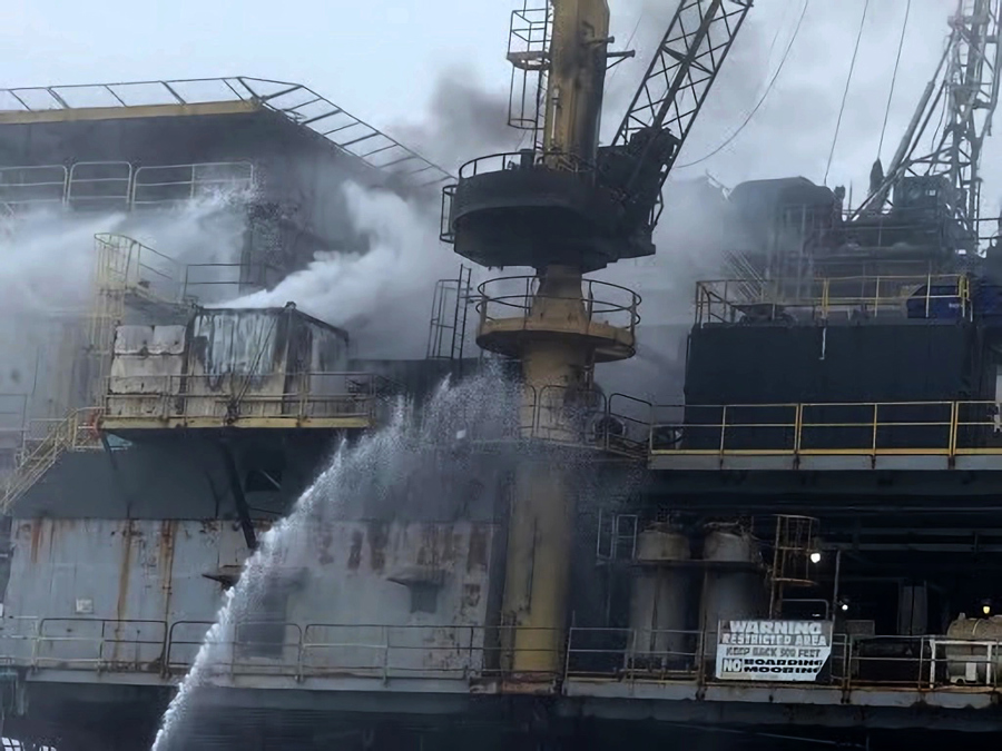 Explosi&oacute;n en plataforma petrolera en la costa de California provoca incendio y evacuaci&oacute;n