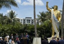 Inauguran una estatua dorada de Trump de 4,5 metros de alto en su club de golf en Florida