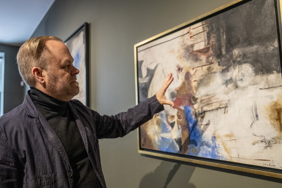 El curador Tobias Ostrander observa una obra durante la exposición 'Lilia Carrillo: Rupturas y Premoniciones'