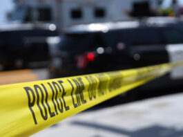 EE.UU. acusa a un ciudadano de recibir armas para cometer actos terroristas en nombre del EI Al menos cinco muertos, dos de ellos los tiradores, en ataque a una mezquita en San Diego