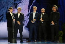 "Este premio es para Wagner Moura, un gran amigo, un gran actor, qué placer trabajar con él. Quería compartir con amigos que están aquí y todas las personas que vieron 'El Agente Secreto'. Fue una aventura", dijo Mendonça Filho al recibir el galardón a mejor director.