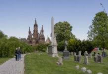 Tequila y ópera en español reviven a Frida Kahlo y Diego Rivera en cementerio de Brooklyn
