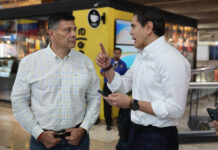 Llega a Venezuela el opositor Lester Toledo tras 10 años de exilio, acusado de terrorismo Toledo fue recibido en el Aeropuerto Internacional de Maiquetía Simón Bolívar, que sirve a Caracas, por el exdiputado opositor Freddy Superlano, ambos integrantes del partido Voluntad Popular, fundado por Leopoldo López.