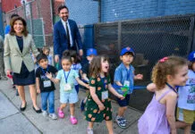 Kathy Hochul (i), y su alcalde, Zohran Mamdani, durante un evento sobre la creación de escuelas preescolares