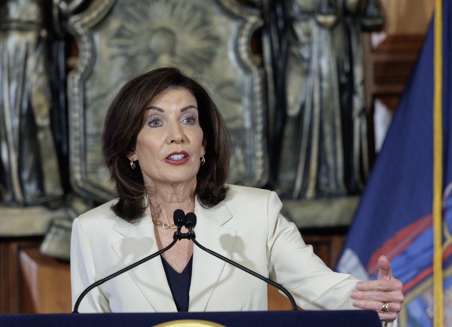 Gobernadora de Nueva York aumenta presupuesto del estado con impuesto a viviendas de lujo