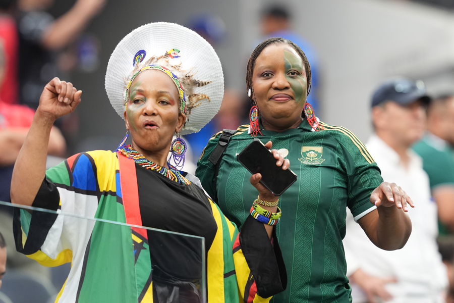 Aficionadas de Sud&aacute;frica animan este domingo, en un partido por los dieciseisavos de final del Mundial de la FIFA 2026 entre Sud&aacute;frica y Canad&aacute; en el estadio SoFi en Los &Aacute;ngeles