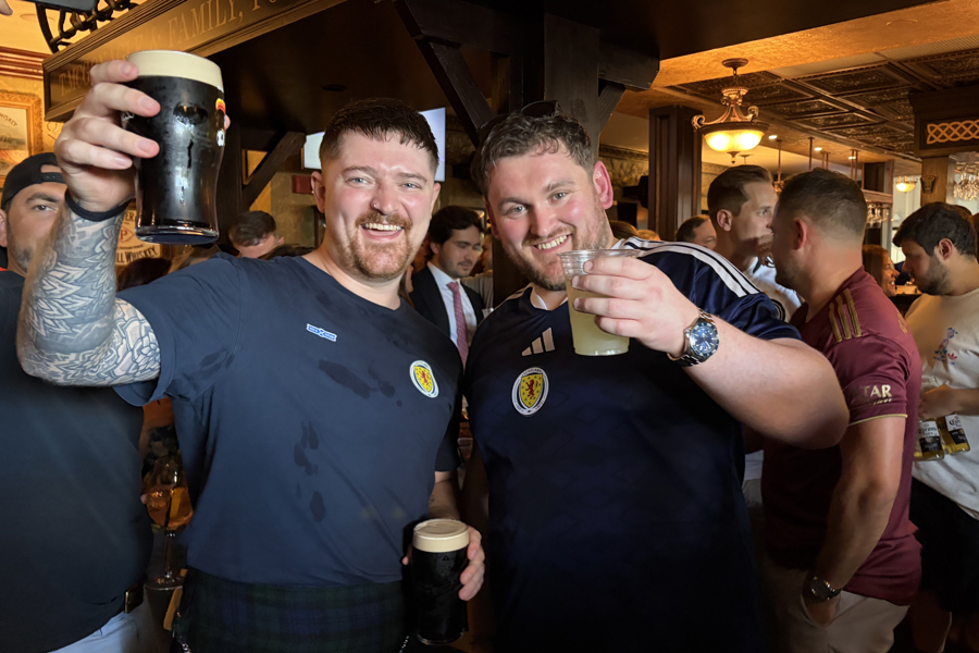 Aficionados celebran la participación de la selección de Escocia en el Mundial de la FIFA 2026
