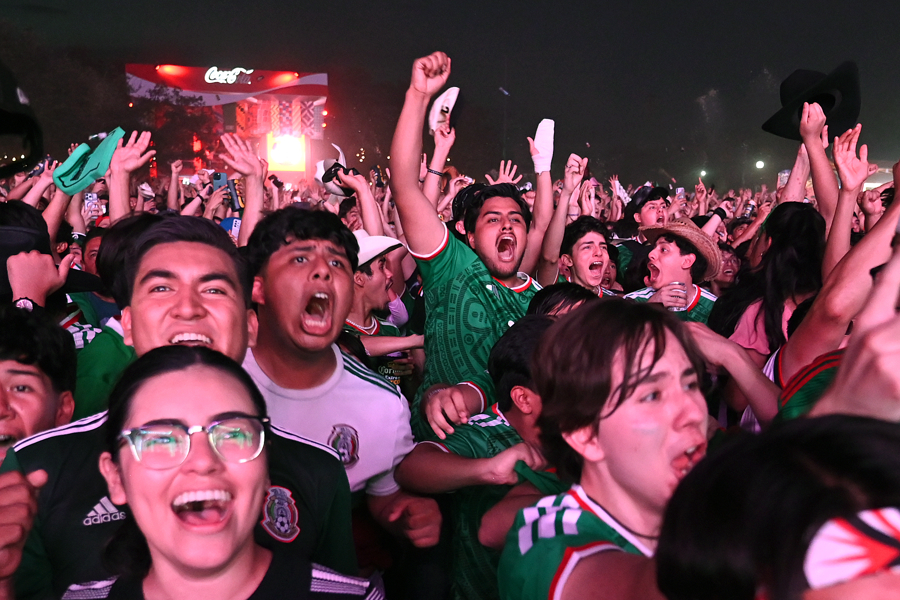 Mexicanos se reúnen en el Fan Fest de Monterrey