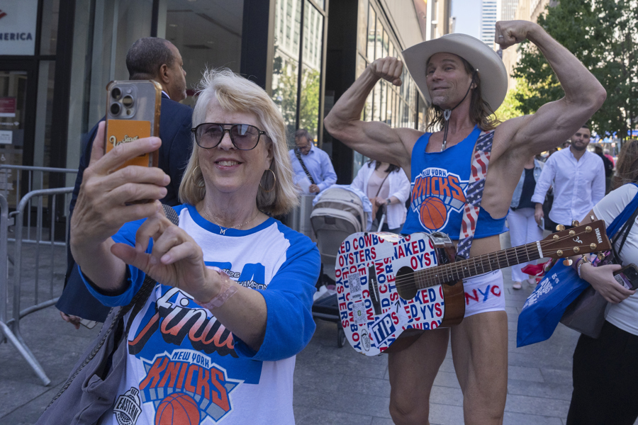 Aficionados de los Knicks se toman fotografías este lunes, previo al tercer juego de las finales de la NBA entre Knicks y Spurs