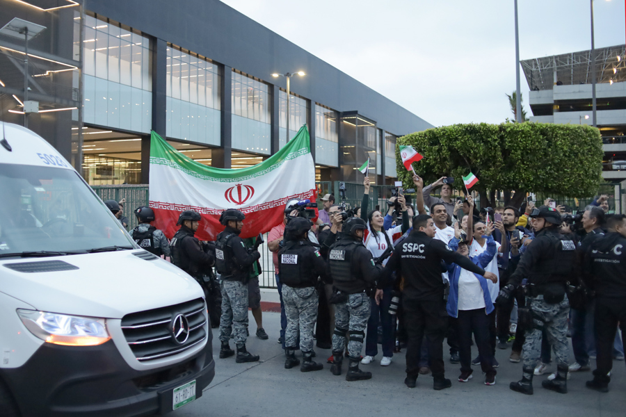 Aficionados reaccionan durante la llegada de la selección de Irán este domingo, al Aeropuerto Internacional de Tijuana