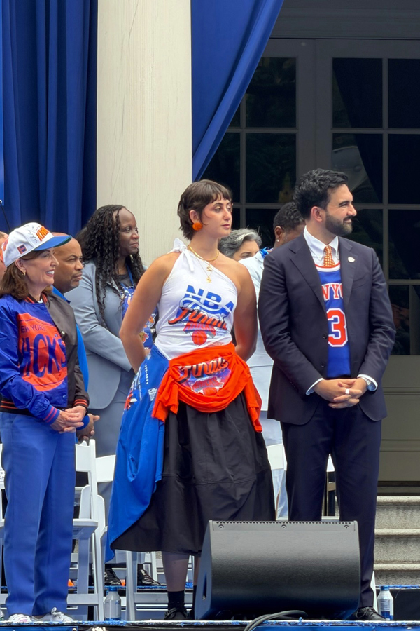  El alcalde de Nueva York, Zohan Momdani (d), y su esposa Rama Duwaji observan un desfile 