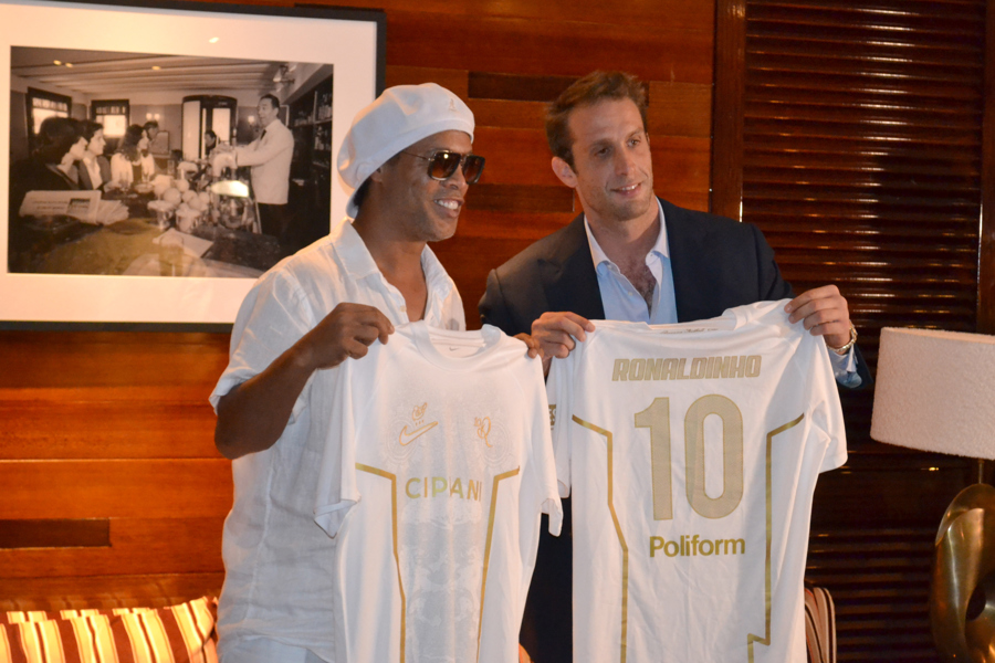 El astro brasile&ntilde;o Ronaldinho Ga&uacute;cho(i) habla junto al presidente del Ravenna, Ignazio Cipriani