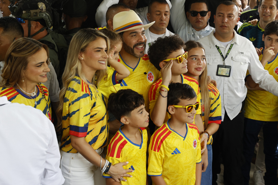 El candidato a la Presidencia de Colombia el ultraderechista Abelardo de la Espriella (c) posa con su familia