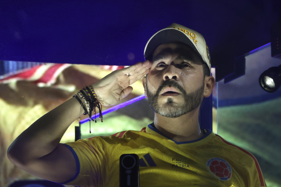 Candidato ultraderechista colombiano desafía orden que le prohíbe uso de símbos patrios Candidato ultraderechista colombiano desafía orden que le prohíbe uso de símbos patrios