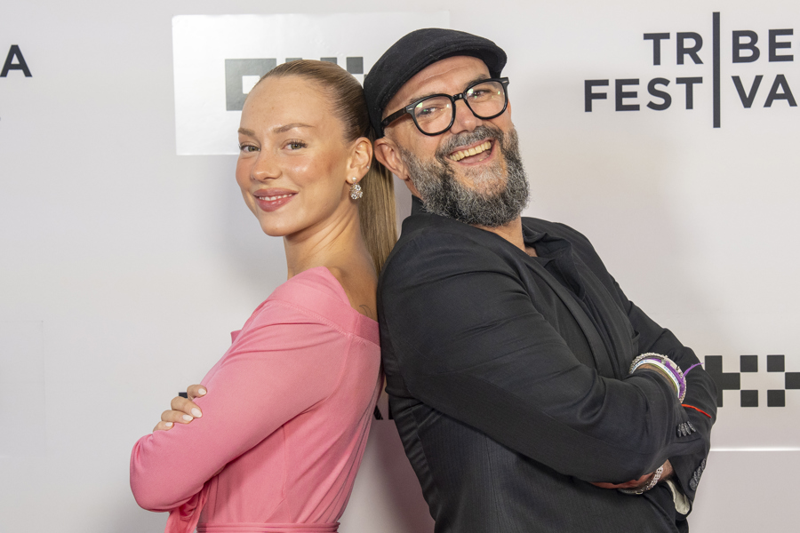 El cineasta español Hugo Ruiz posa junto a la actriz Ester Expósito