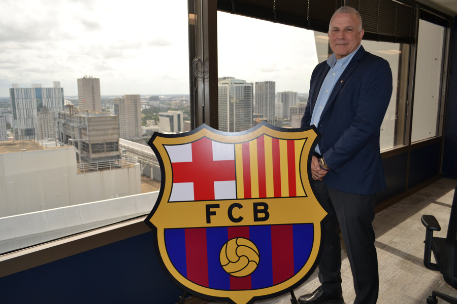 El director general del FC Barcelona para las Américas, Bryan Bachner,