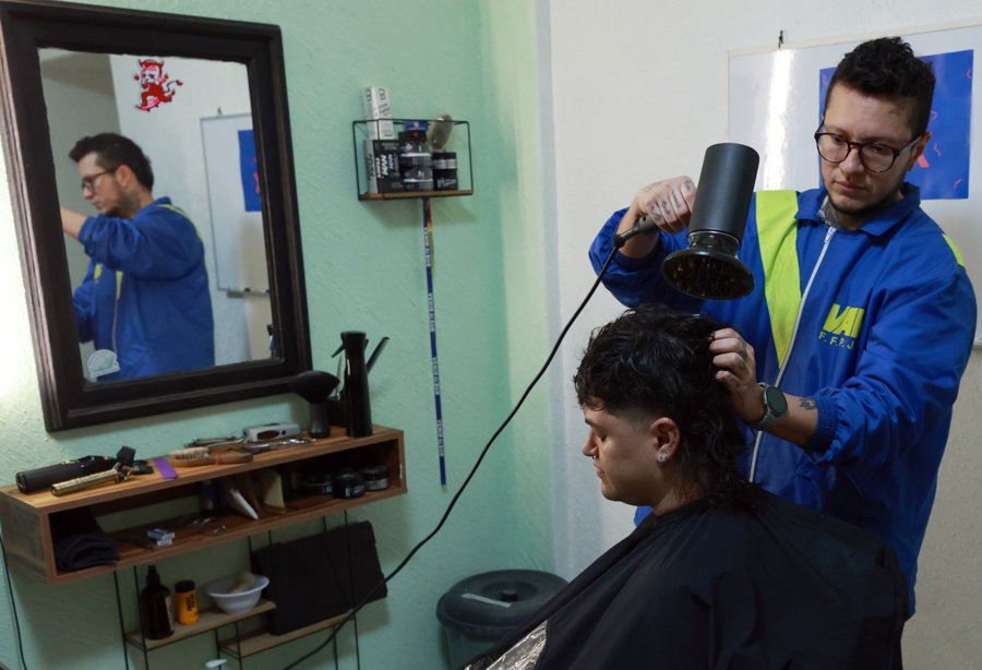 Barberías en Ciudad de México desafían las normas de género más allá del cabello Barberías en Ciudad de México desafían las normas de género más allá del cabello