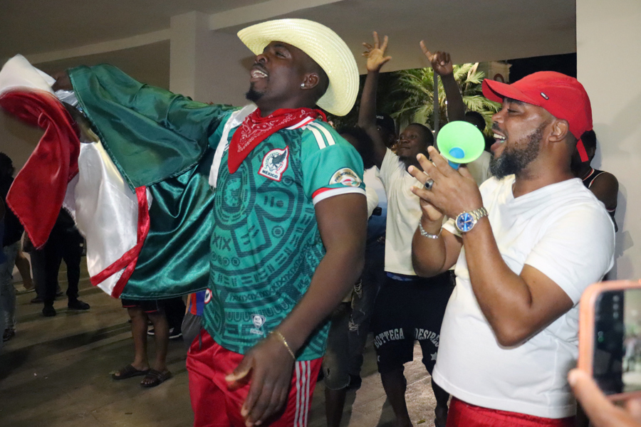 El migrante de Hait&iacute;, Se&ntilde;a Tus Roodson (i), observa la transmisi&oacute;n del partido del Mundial de la FIFA 2026 entre M&eacute;xico y Corea