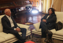 Presidente del Parlamento venezolano y líder del antiguo Legislativo se reúnen en Caracas El presidente de la Asamblea Nacional, Jorge Rodríguez (i), habla con la exdiputada Dinorah Figuera
