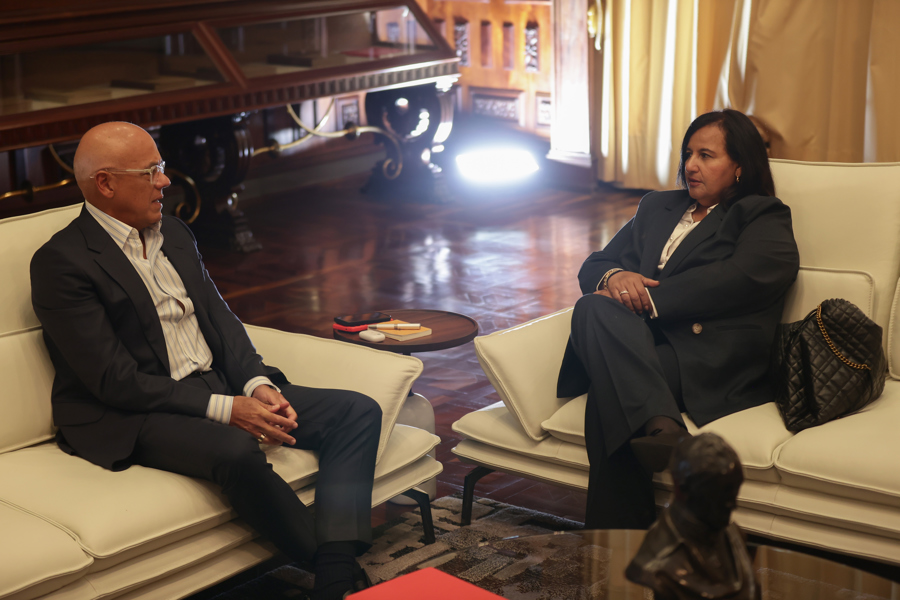 Presidente del Parlamento venezolano y líder del antiguo Legislativo se reúnen en Caracas El presidente de la Asamblea Nacional, Jorge Rodríguez (i), habla con la exdiputada Dinorah Figuera