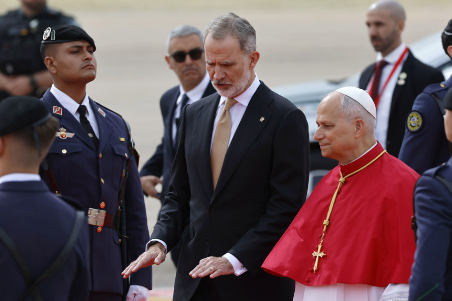 El rey Felipe tras recibir al papa Le&oacute;n XIV a su llegada al aeropuerto